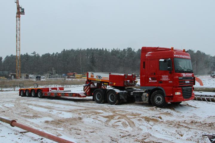 Перевозка спецтехники тралом-компания Техоптимум.
Тягач DAF 105 и низкорамный полуприцеп Faymonville компании Техоптимум.