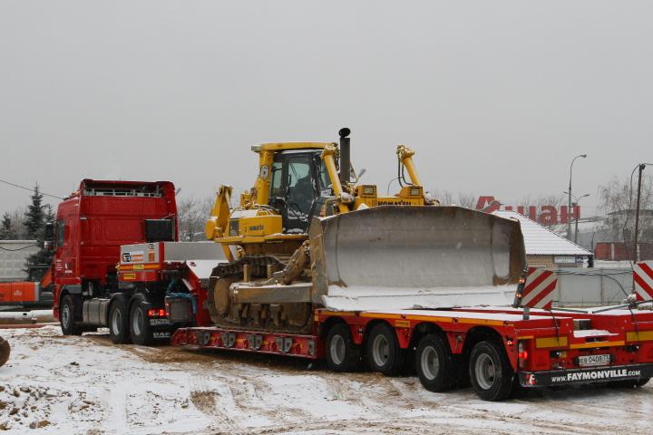 Перевозка спецтехники тралом-компания Техоптимум.
Тягач DAF 105 и низкорамный полуприцеп Faymonville компании Техоптимум.